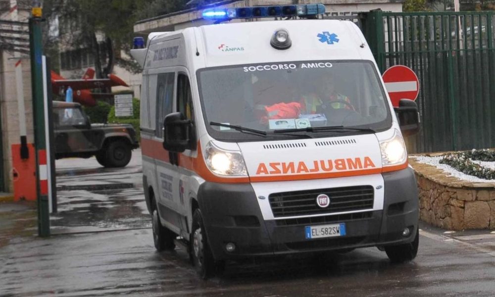 Riceve sfratto e si dà fuoco, gravissimo
