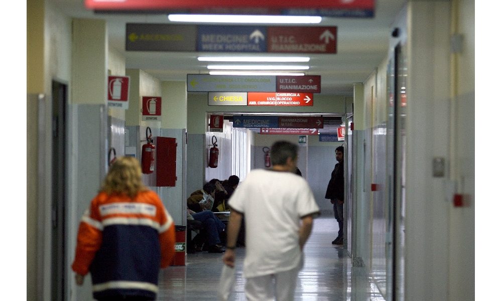 Riceve sfratto e si dà fuoco, morto