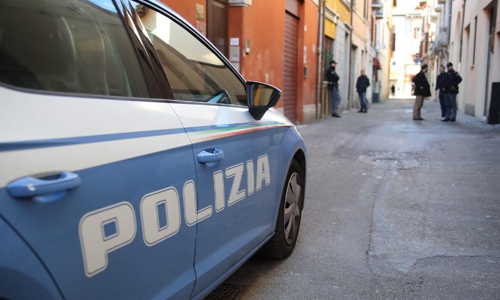Riciclaggio di auto, arresti polizia
