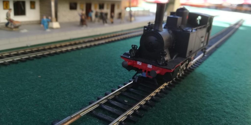 Locomotiva in miniatura esposta in viale Battisti