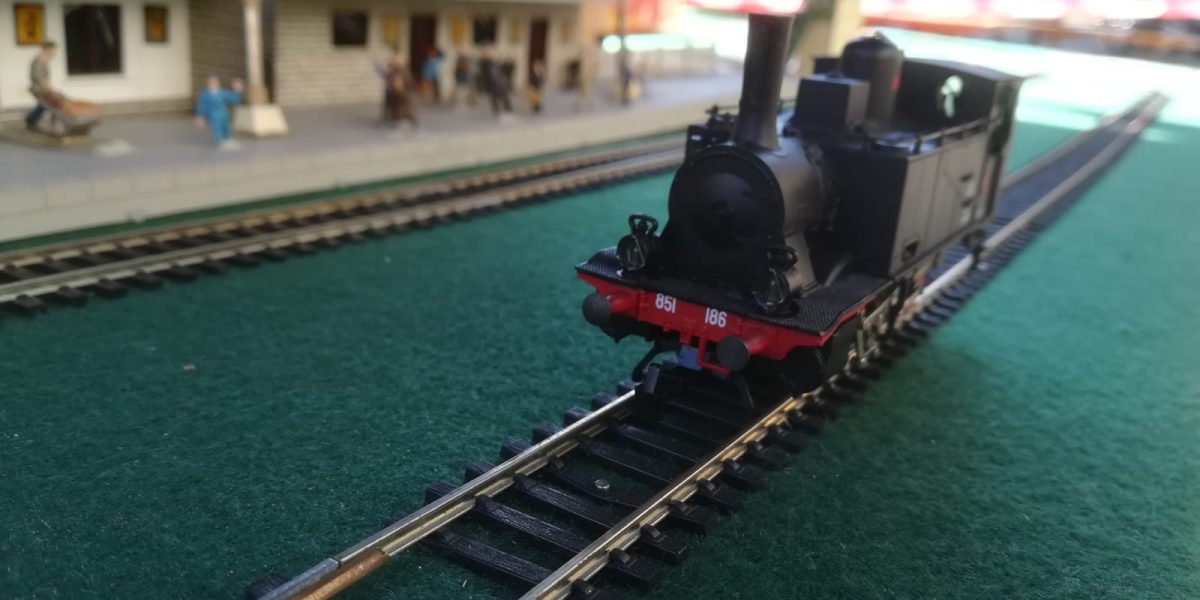Locomotiva in miniatura esposta in viale Battisti