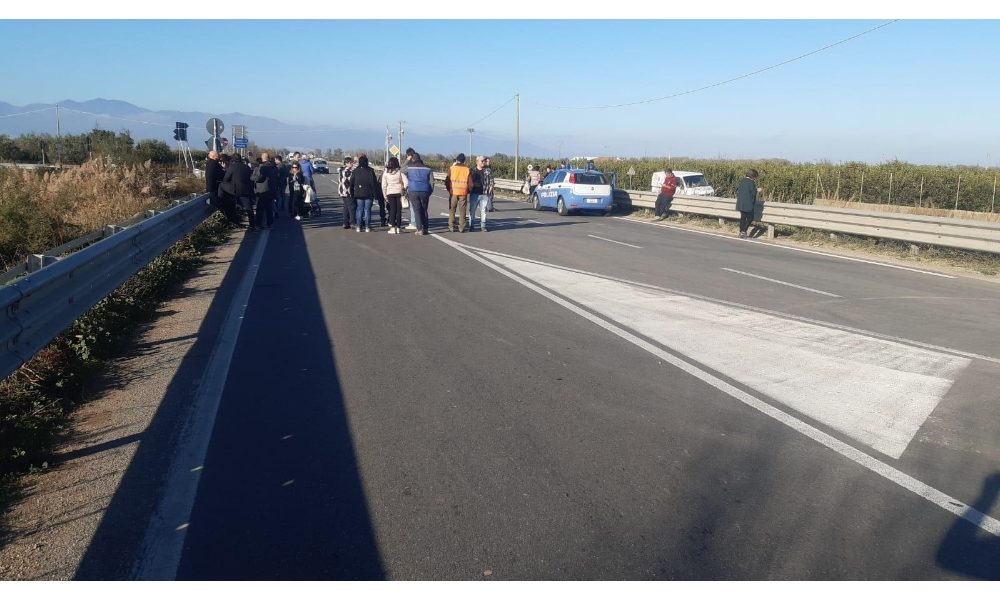 Rischio esondazione fiume,blocco strada