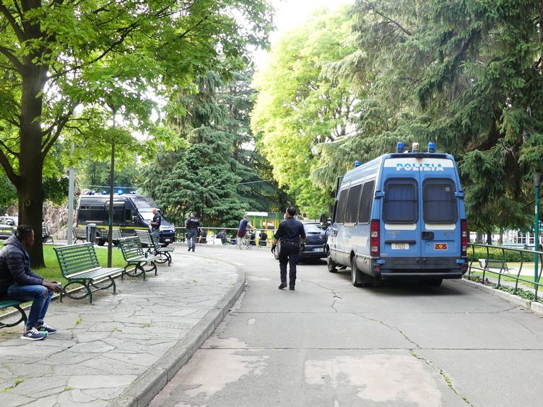 Ancora droga ai giardini a lago, ferito un poliziotto