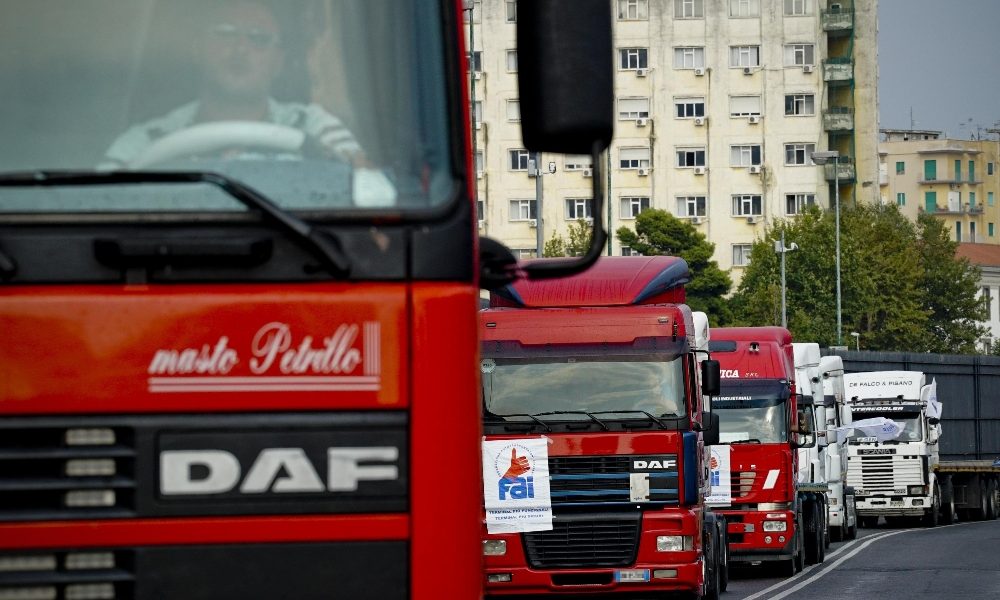 Autogrill aperti fino alle 22, la richiesta degli autotrasportatori