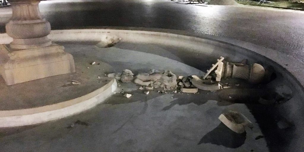 Fontana danneggiata da una barca a Cernobbio: parte l’iter per la risistemazione
