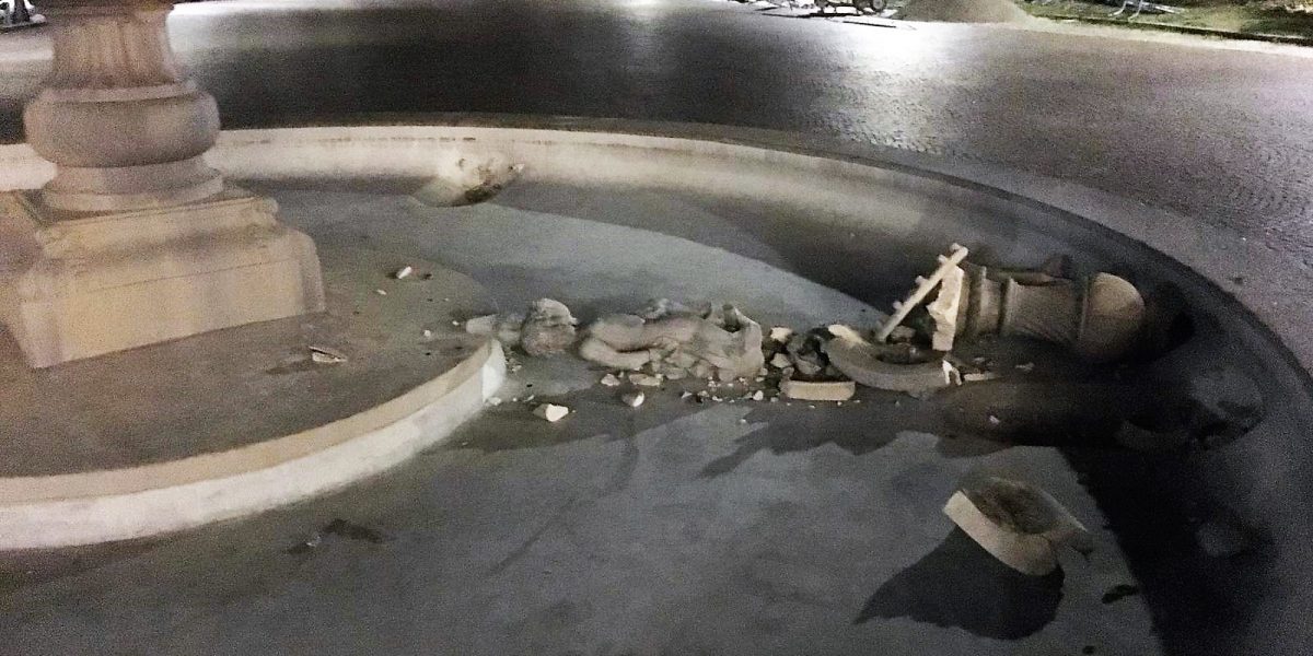 Fontana danneggiata da una barca a Cernobbio: parte l’iter per la risistemazione
