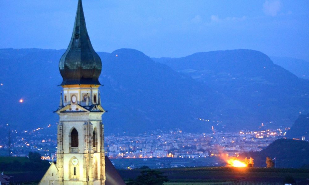 Roghi del Sacro Cuore illuminano i monti