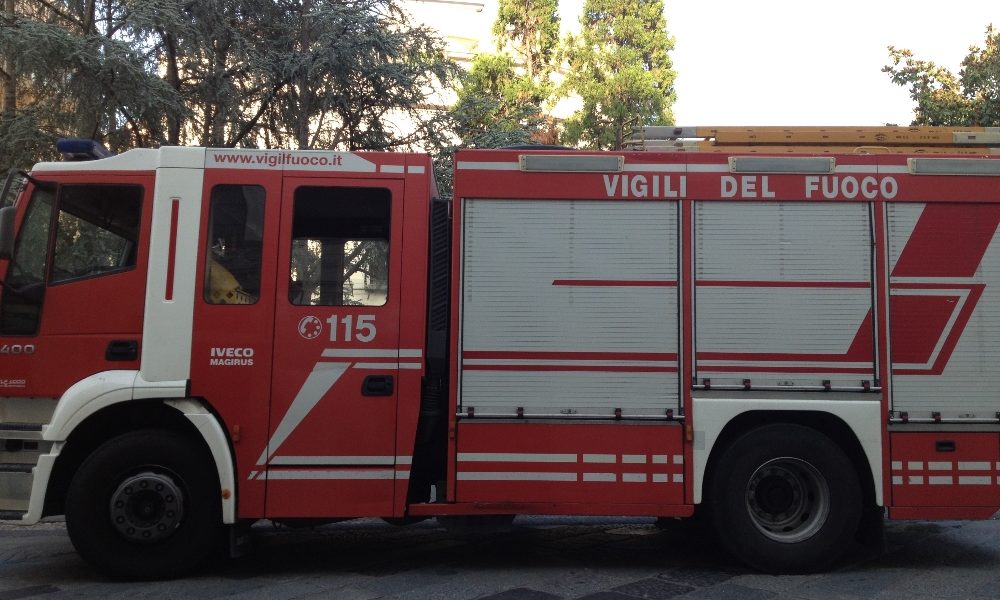 Rogo in casa, donna salvata dal vicino