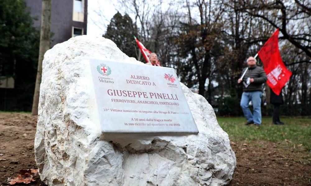 Rotta targa Comune per Pinelli a Milano