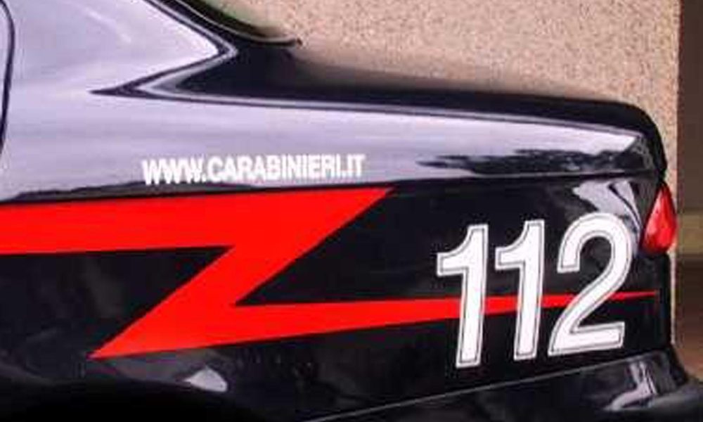 Rubano auto con bimbo a bordo, arrestati
