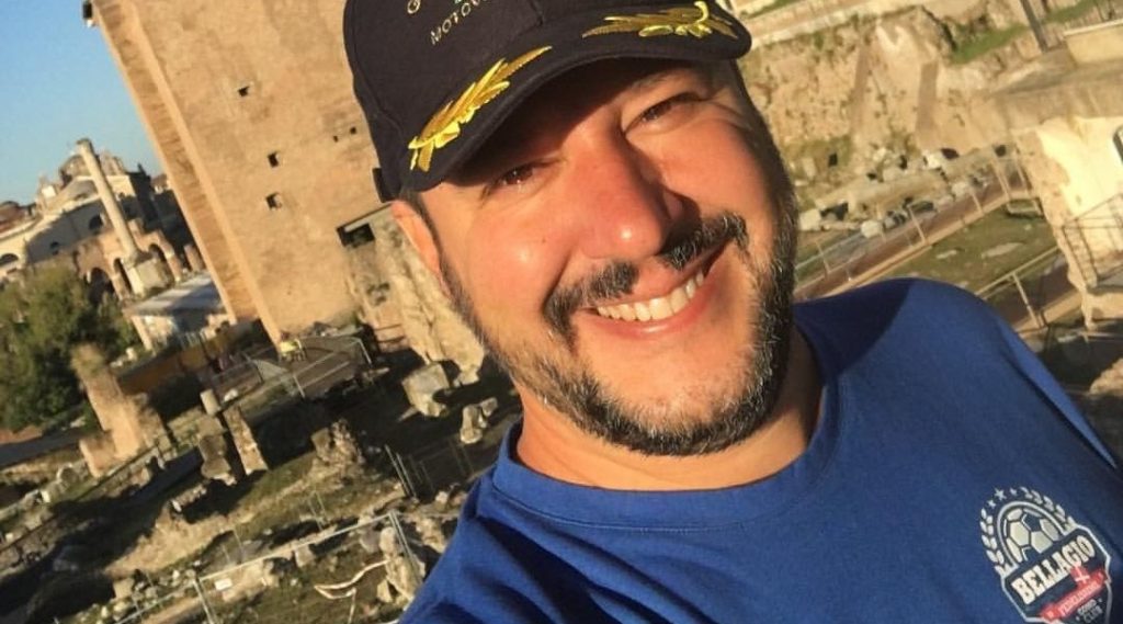 Matteo Salvini, corsa con la maglietta del Como Club Fedelissimi Bellagio