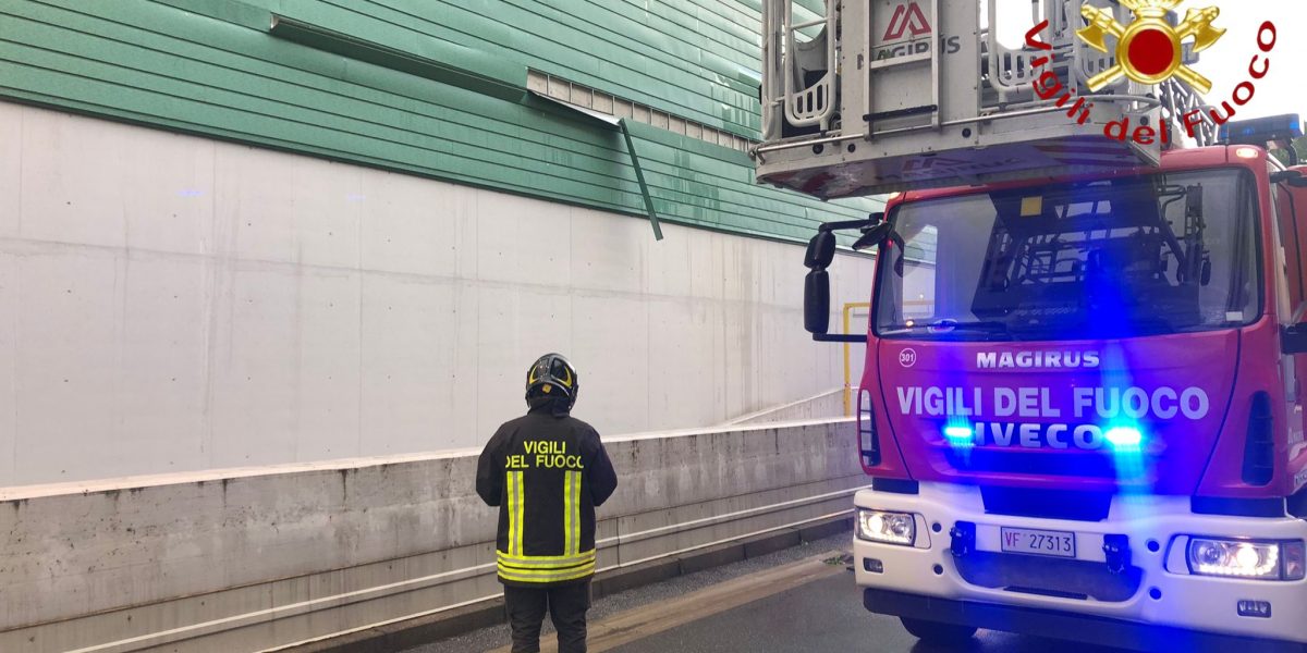 Maltempo, pannelli pericolanti: vigili del fuoco al Sant’Anna