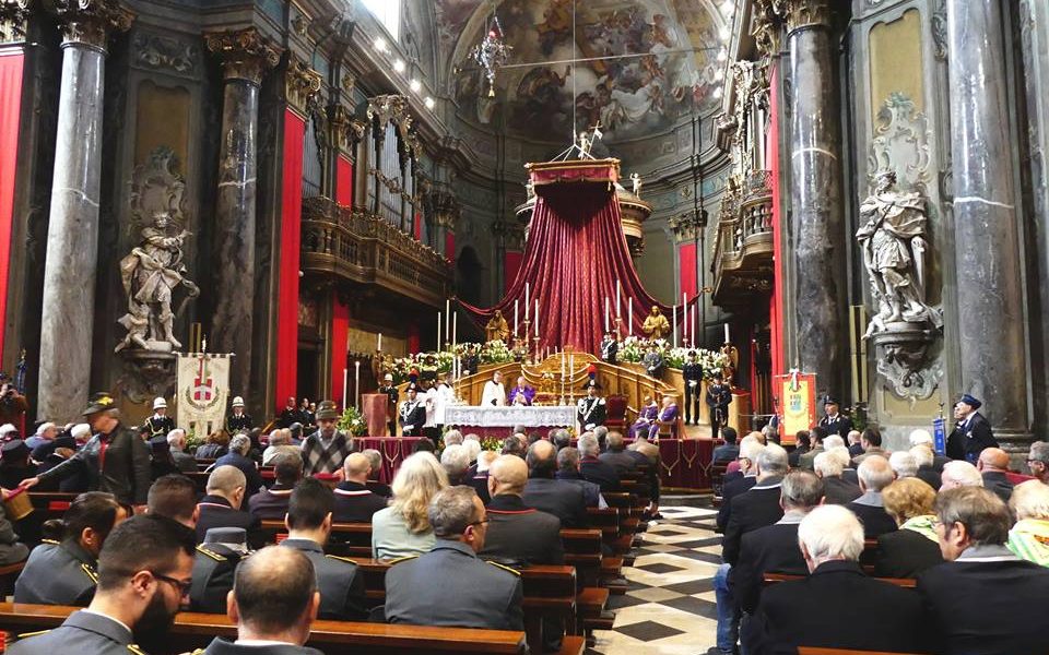 Da domenica il tradizionale rito del bacio del Crocifisso a Como