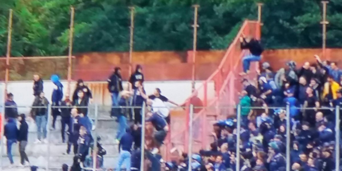 Molino-gol e il Como vince a Varese. Scontri tra tifosi, gara sospesa