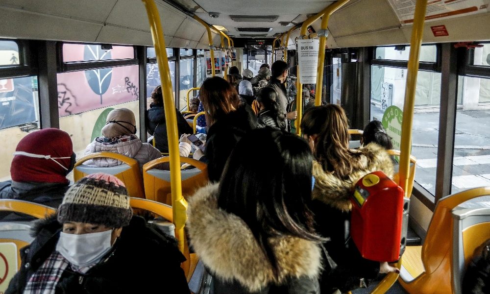La Prefettura: “Nessun assembramento sui bus a Como”