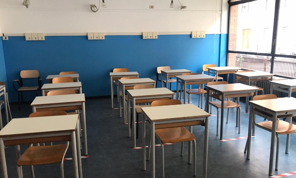 Rebus mascherine e cattedre vuote, la scuola riparte nell’incertezza