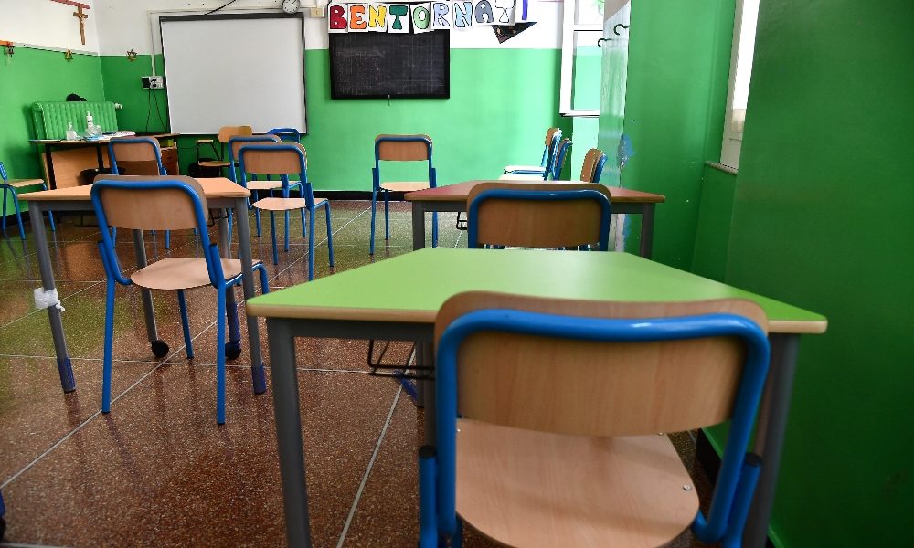 Infiltrazioni d’acqua, controsoffitto a terra alla primaria Corridoni
