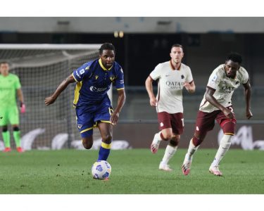 La curva regala una maglietta ai baby tifosi