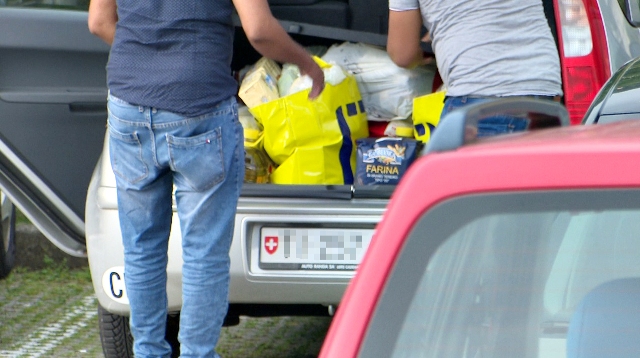 Frontiere aperte, riparte lo shopping comasco dei ticinesi