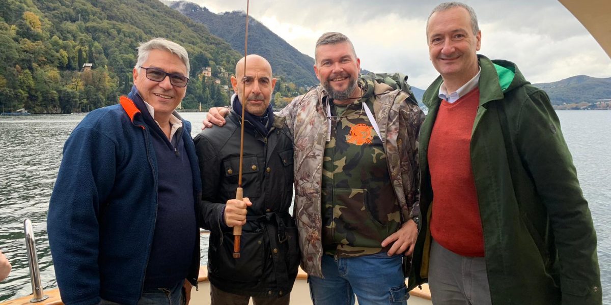 L’attore hollywoodiano Stanley Tucci a pesca sul lago