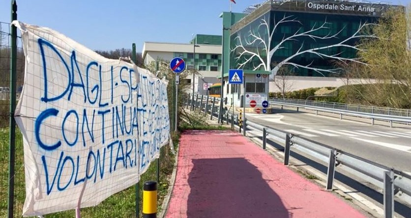 Lo striscione dei tifosi azzurri al Sant’Anna:  «Siete eroi veri»