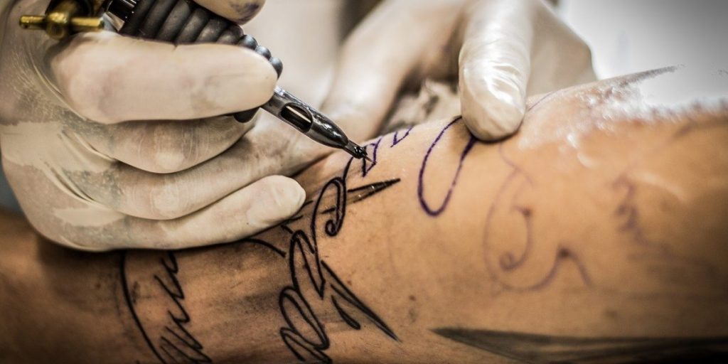 Ripartono gli studi di tatuaggi e piercing