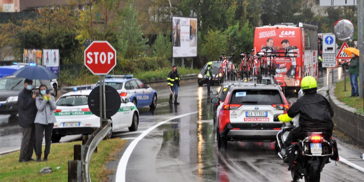 Giro d’Italia, tappa dimezzata dai corridori: delusione e amarezza sulle rive del Lario