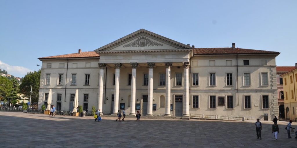 Cade dalla bici in piazza Verdi: muore uomo di 63 anni