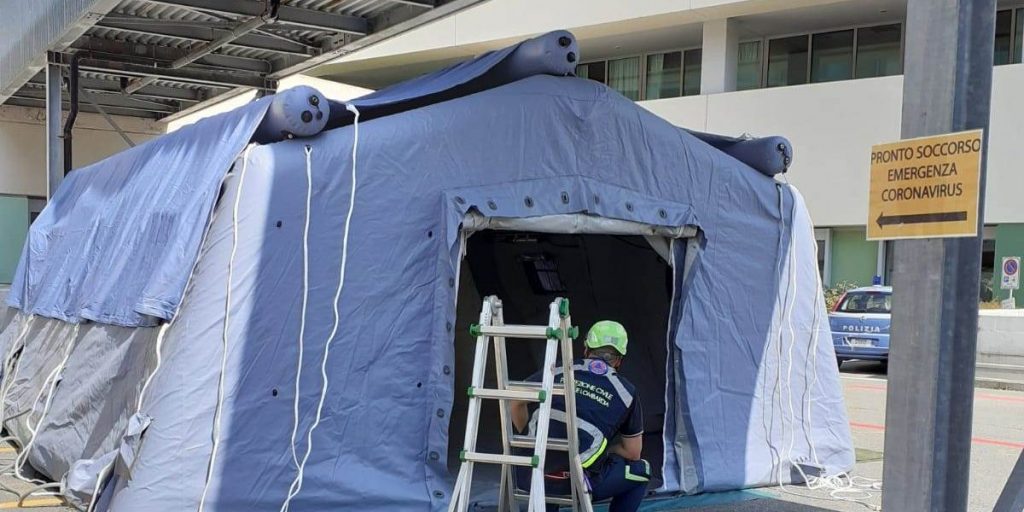 Allestiti due tendoni dalla Protezione Civile all’ingresso del Pronto soccorso del Sant’Anna