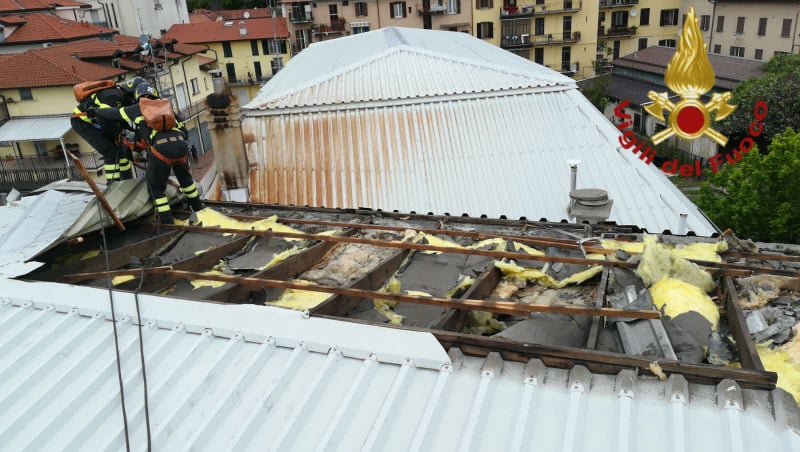 Forte vento sul Lario. Raffiche  per tutta la giornata. Danni alla piscina di Muggiò, tetto divelto in via Napoleona