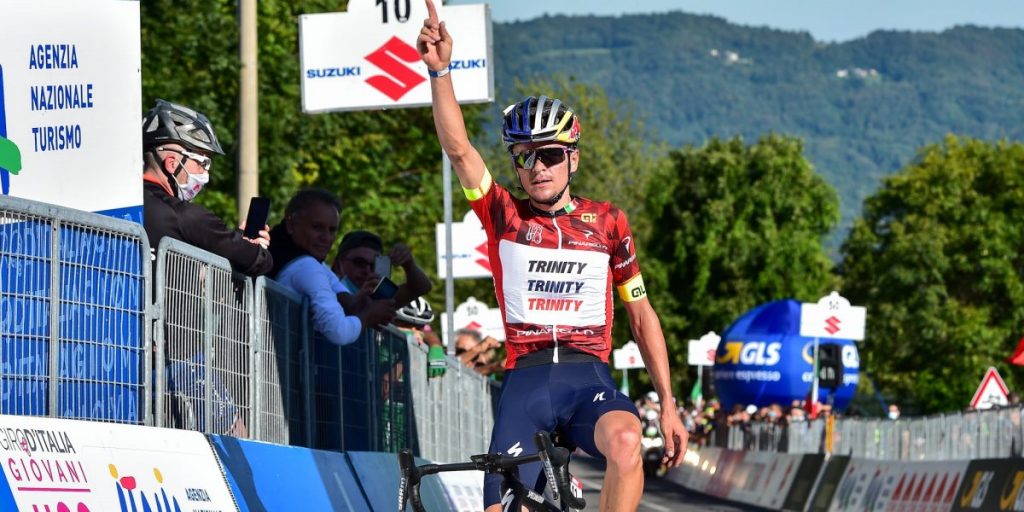 Giro Under 23 a Como, chiuso al traffico il lungolago. Pidcock nuova maglia rosa