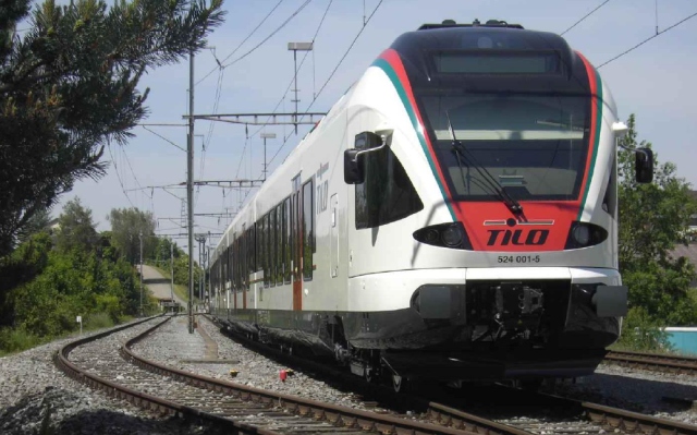 Milano-Como, disastro treni: passeggeri stipati in quattro carrozze. «Una situazione indecente. Siamo stanchi di essere maltrattati».