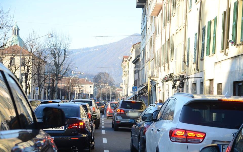 Caos parcheggi, l’assessore non parla. In vista un rinvio del provvedimento: si scatena la polemica