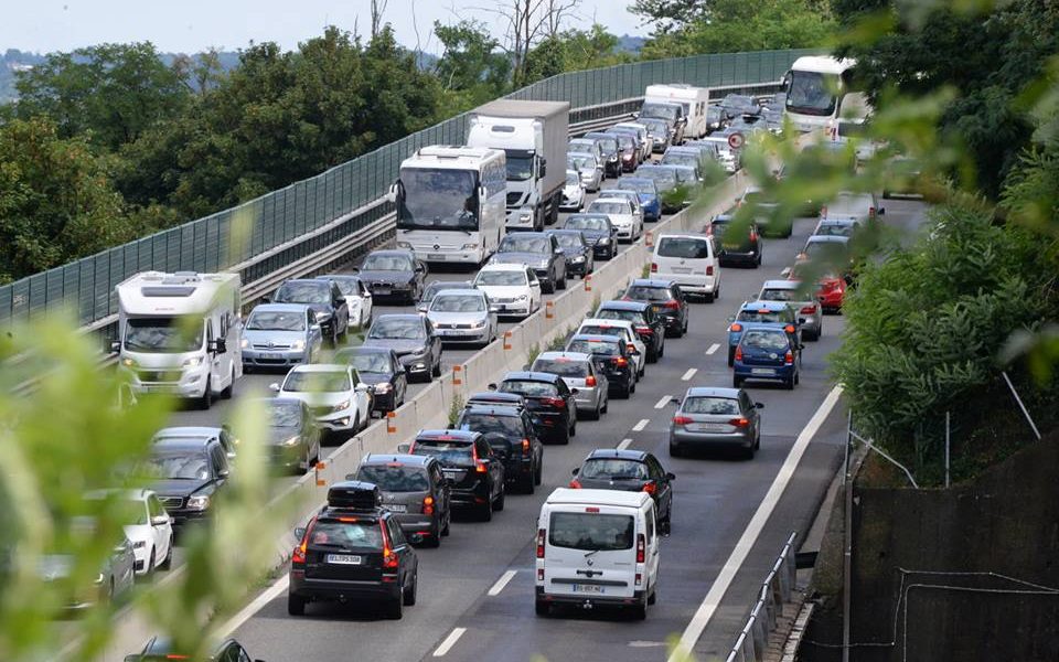 In viaggio per le vacanze: code e caos sull’A9 e in Svizzera
