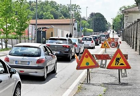 Cantieri, in città sono tornate le  code. Rallentamenti per le potature in via Napoleona