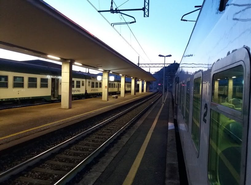 Aggredita e presa a pugni sul treno tra la stazione di Albate e Como San Giovanni