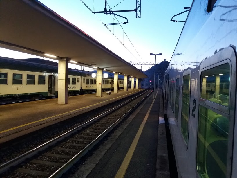 Aggressioni a bordo: pugni e schiaffi a due capotreno a Lambrugo e Carimate