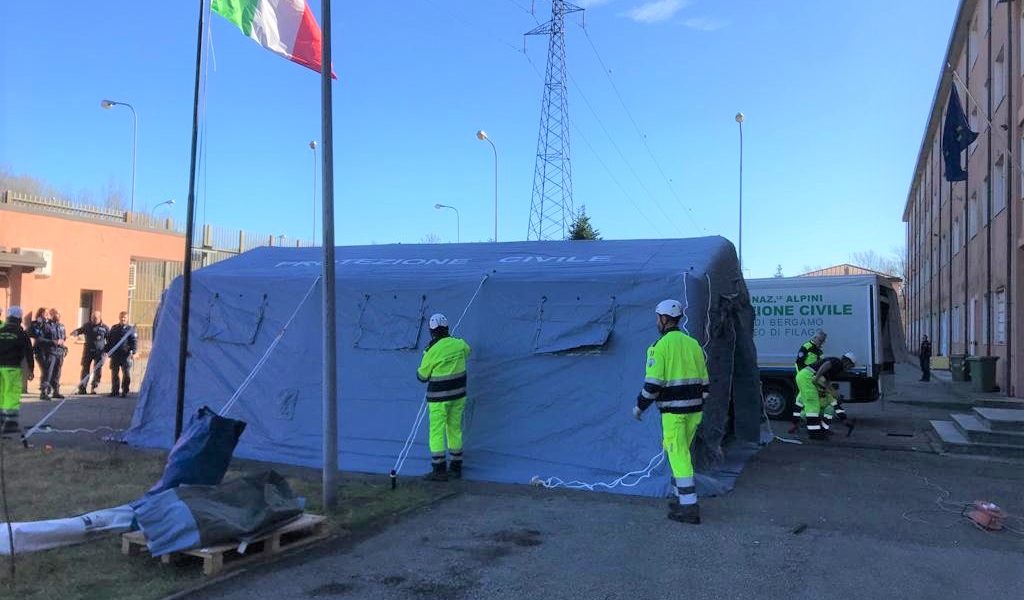 Coronavirus, installata la tenda per il triage fuori dal carcere del Bassone