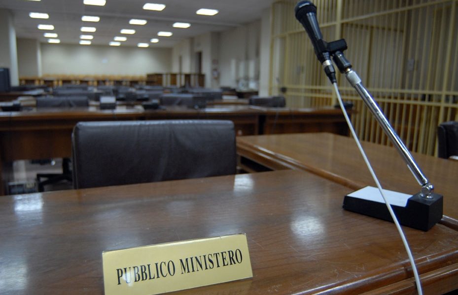 Molestarono 16enne: patteggiano. Lavori socialmente utili per tutti gli imputati