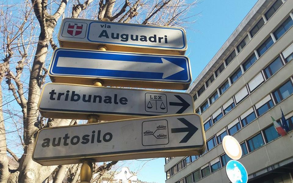 Botte per un parcheggio in centro storico: calciatore nei guai