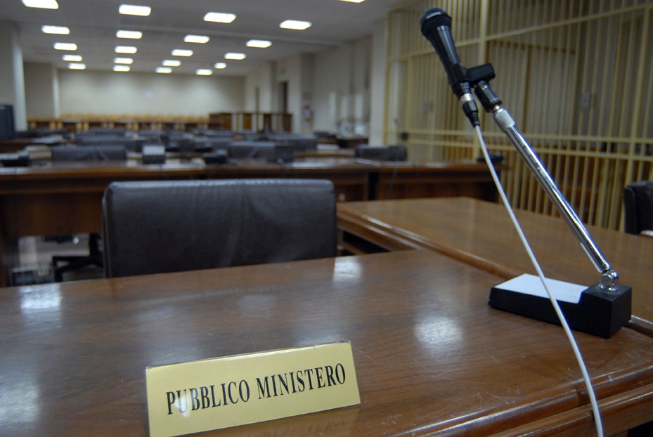 Agguato in strada a Carugo: in due finiscono in aula