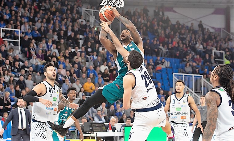 Sabato in campo: Cantù attende Sassari. Reazione allergica: Udanoh a rischio