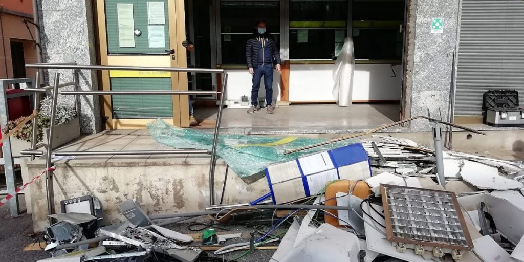 Assalto nella notte a Merone: sfondato l’ufficio postale