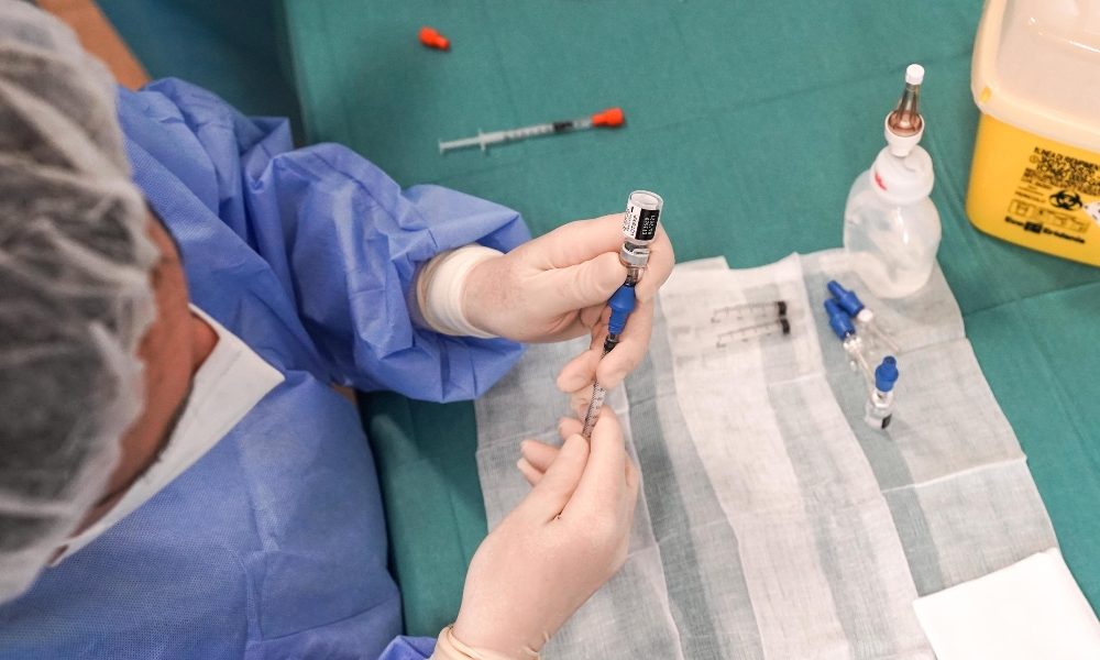 Da oggi prenotazioni per la terza dose a over 60 e fragili