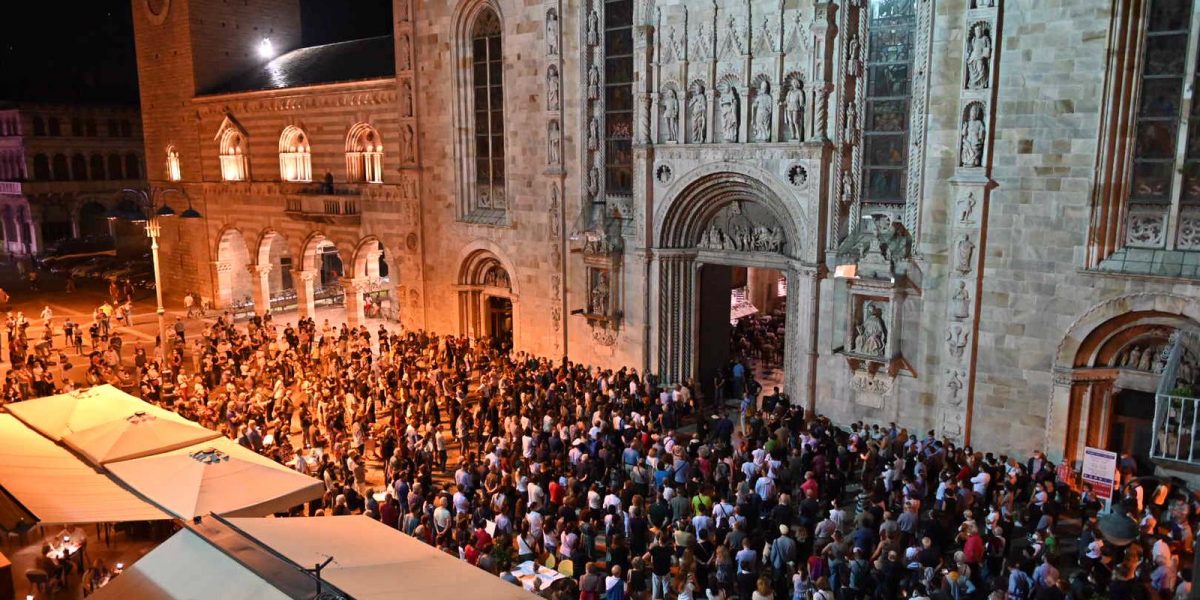 Centinaia di fedeli in Cattedrale e in piazza per don Roberto