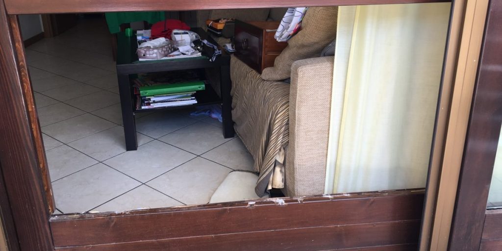 Allarme raggirato e vetro infranto: villetta svaligiata a Bregnano