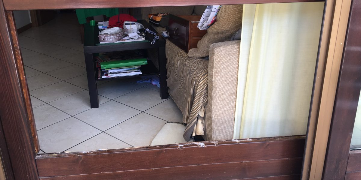 Allarme raggirato e vetro infranto: villetta svaligiata a Bregnano
