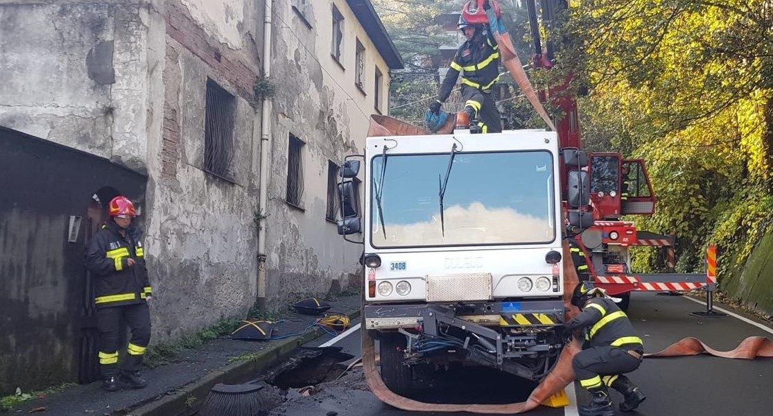Cedimento in via Carso, oggi le ispezioni. La strada rimane a senso unico alternato