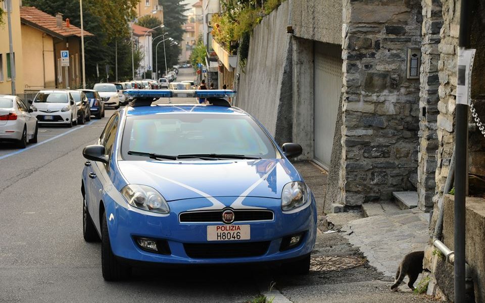 Ladro all’interno di una casa in pieno giorno: colpo in un appartamento di via Crispi