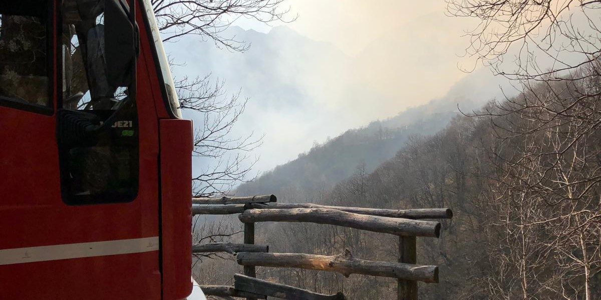 Incendio in un pascolo di Garzeno. L’intervento dei vigili del fuoco
